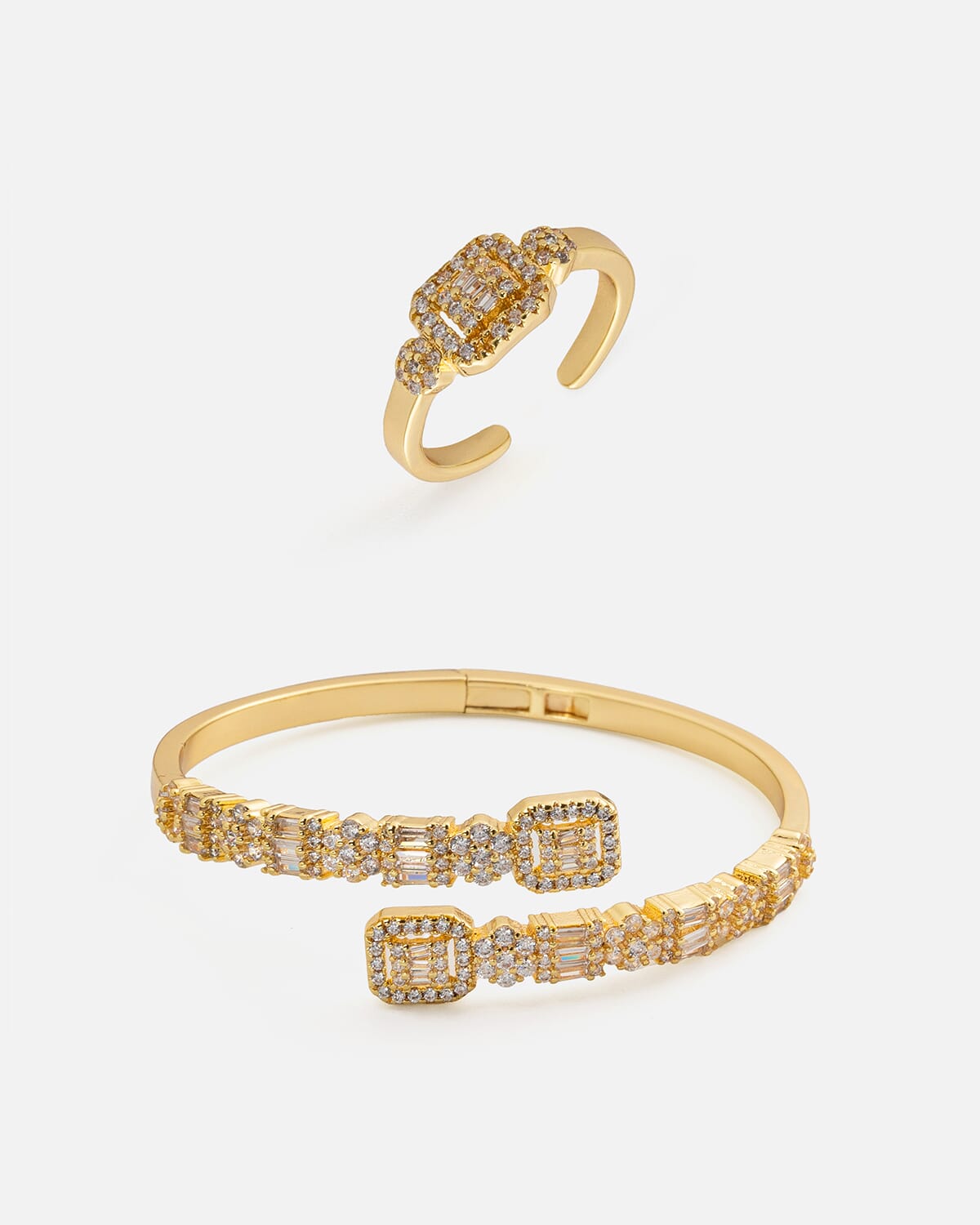 ‎ طقم نسائي فينشي أنيق بلون ذهبي